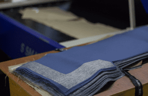 ¿Sabes cuáles son los tejidos y materiales más utilizados en los uniformes empresariales?